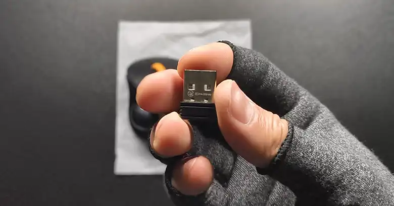 付属のUSBレシーバー画像