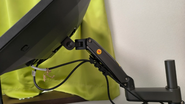 NB-ERGONOMIC-H100-G-モニターアーム画面角度調整している画像①