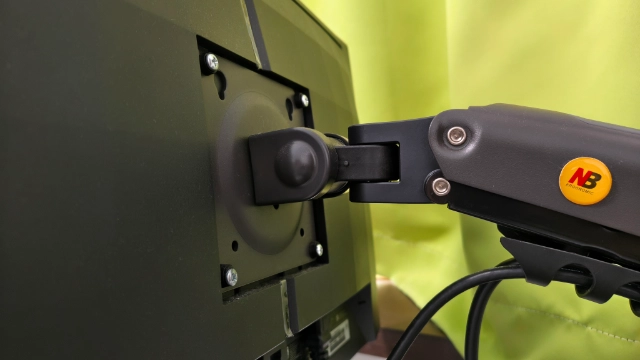 NB-ERGONOMIC-H100-G-モニターアーム画面取り付け部分の画像①