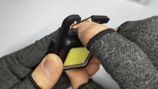 ダイソーCOBライト-カラビナ動作