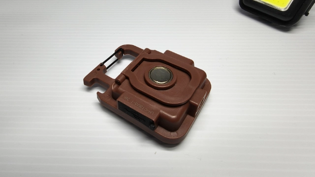 ダイソーCOBライト-マグネット部分