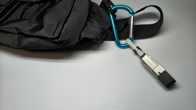 PZOZ 4-in-1-USBケーブル-バッグに取り付けた状態