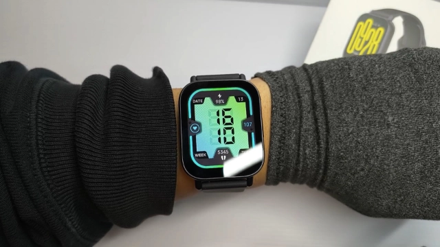 Redmi Watch 5 Active 装着した画像